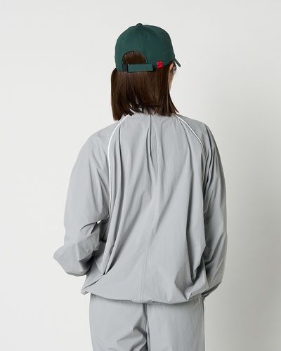 グレー