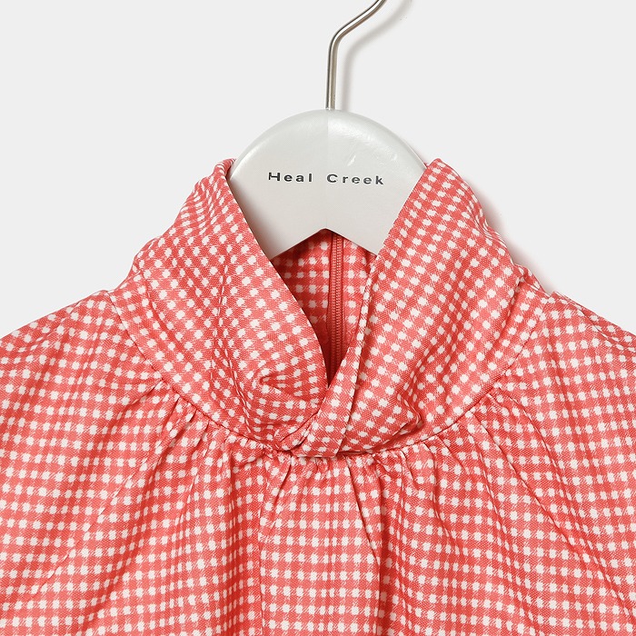 サーモンピンク