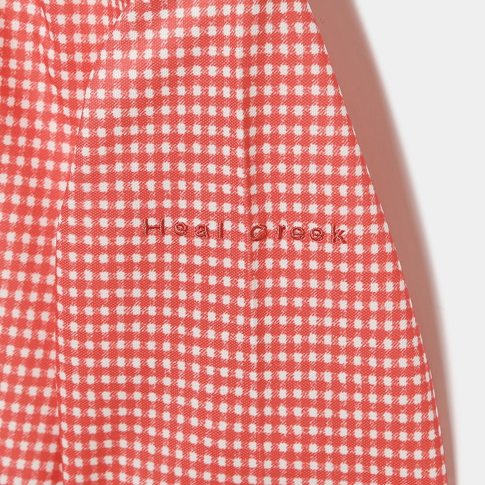 サーモンピンク