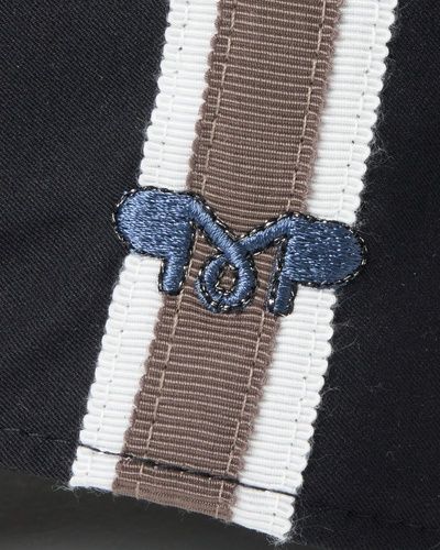 ブラック