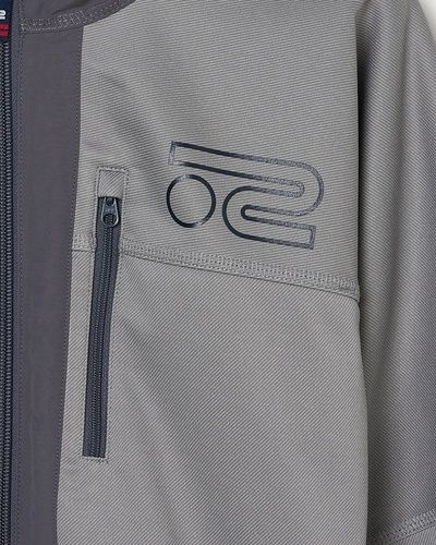 グレー