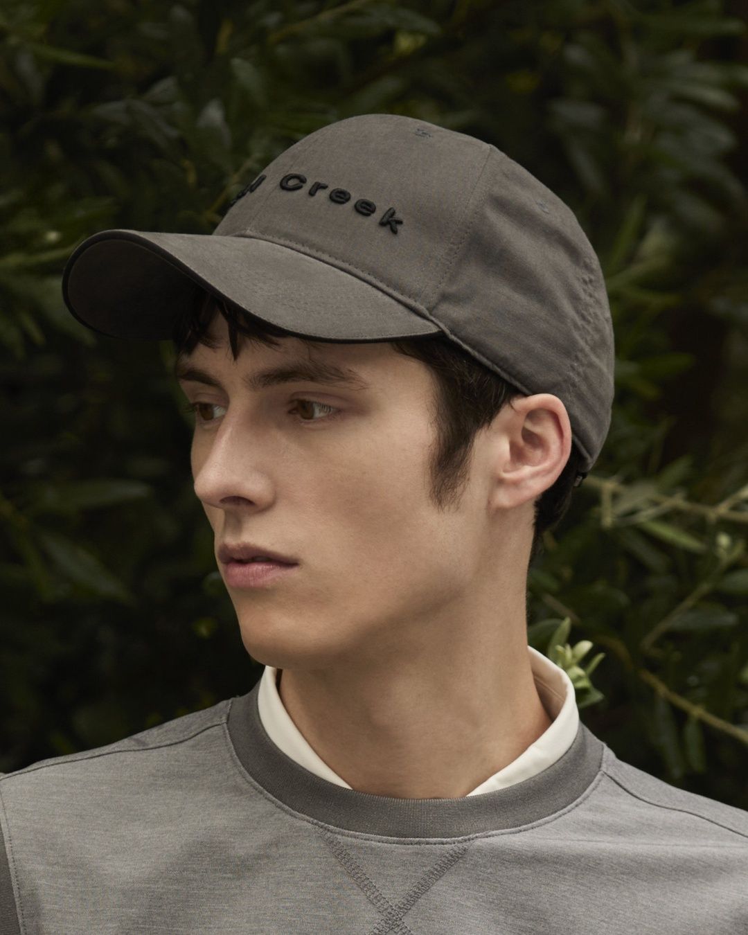 グレー